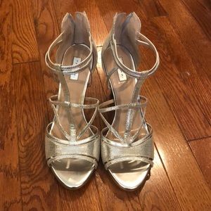 Tahari champagne heels